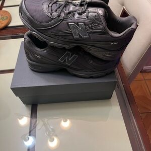 New Balance Men's gray and black out lines  Sneakers